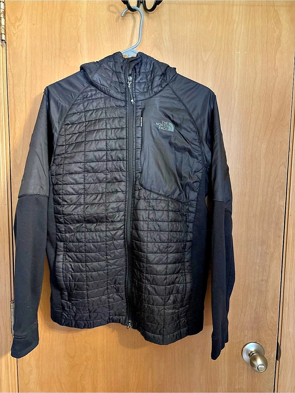 The North Face Quilted Performance Jacket in Black Size Medium Like New